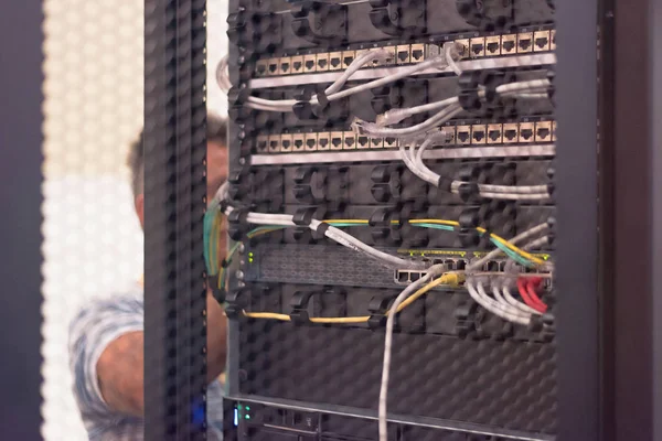 Servidores montados en rack en una sala de servidores, de cerca —  Fotos de Stock