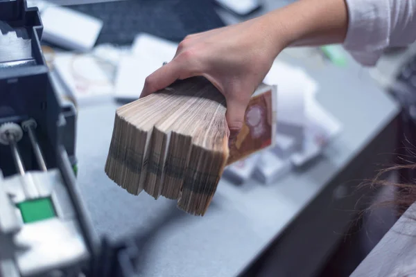 Финансист, организующий большое количество банкнот в столетии — стоковое фото