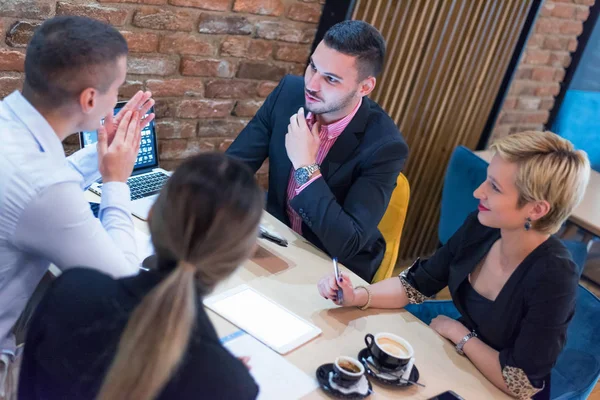 Grupo de jóvenes empresarios haciendo una lluvia de ideas y discutiendo bu — Foto de Stock