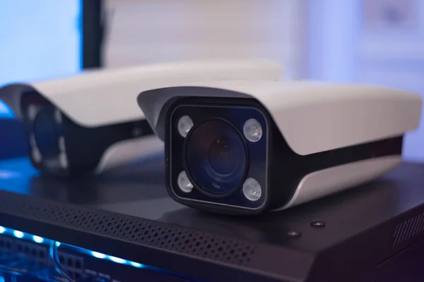 Камера видеонаблюдения или система наблюдения в офисном здании , — стоковое фото