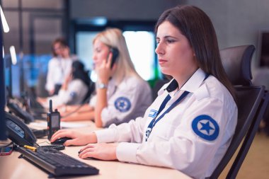 Bilgisayarda çalışan bir grup güvenlik görevlisi