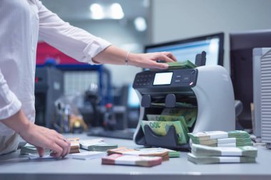 Merkezde çok sayıda banknot düzenleyen finansçı