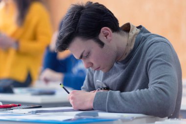 Erkek üniversite mimarlık öğrencisi alıştırma dersleri alıyor.