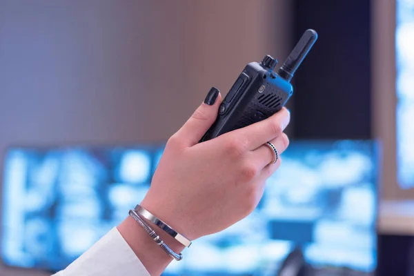 Beveiligingsbeambte monitoren moderne CCTV camera 's in surveillance ro — Stockfoto