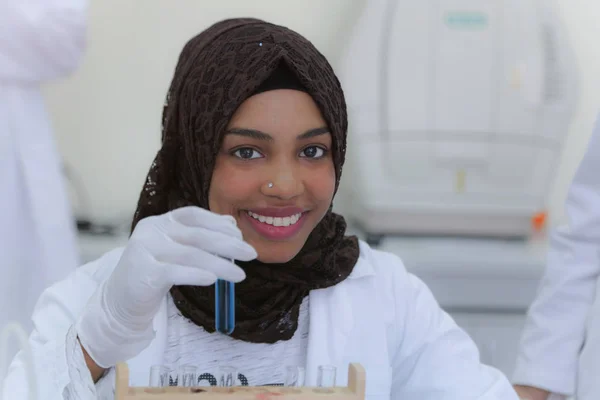 Investigador en salud que trabaja en laboratorio de ciencias de la vida. Jóvenes —  Fotos de Stock