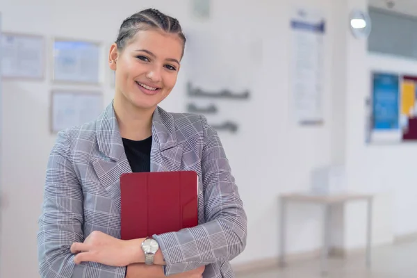 Női főiskolai hallgató áll folyosón az egyetem után — Stock Fotó