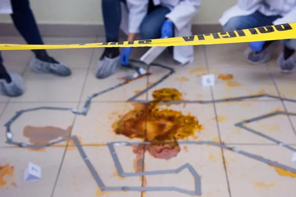 Técnicos forenses tomando muestras de ADN de manchas de sangre con cuna —  Fotos de Stock