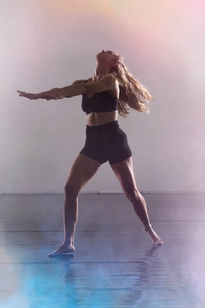 Hermosa joven bailarina moderna bailando en el estudio. Spor. —  Fotos de Stock