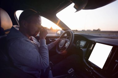 Arabayı süren adam direksiyonda uyuyakalıyor..