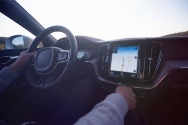 Genç adam modern arabada araba kullanıyor.