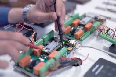 Elektronik bileşenler üzerinde çalışan iki yakışıklı mühendis.