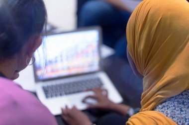 Genç professiona ile iş semineri düzenleyen yetenekli bir kanepe.