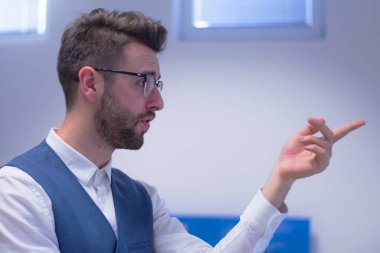 Genç öğrenciler konferansı üniversiteyle ilgili olarak dinliyorlar