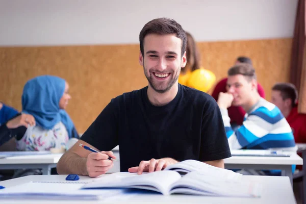 Muž univerzitní architektura student pracující na cvičení lekce — Stock fotografie