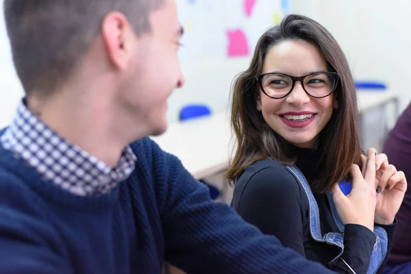 Twee jonge economiestudenten die de jaarlijkse financiële re sultaten van het bedrijf analyseren — Stockfoto