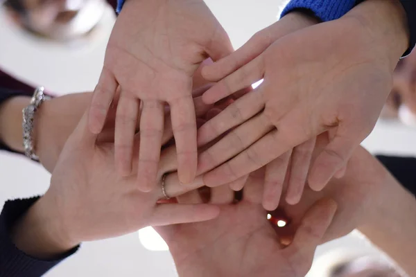 College-Studenten Teamarbeit Stapeln von Hand Konzept. Nahaufnahme von dir — Stockfoto