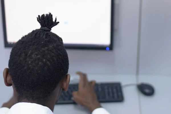 Afrykański student informatyki w laboratorium komputerowym. Studenci — Zdjęcie stockowe
