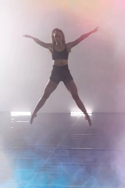 Hermosa joven bailarina moderna bailando en el estudio. Spor. —  Fotos de Stock