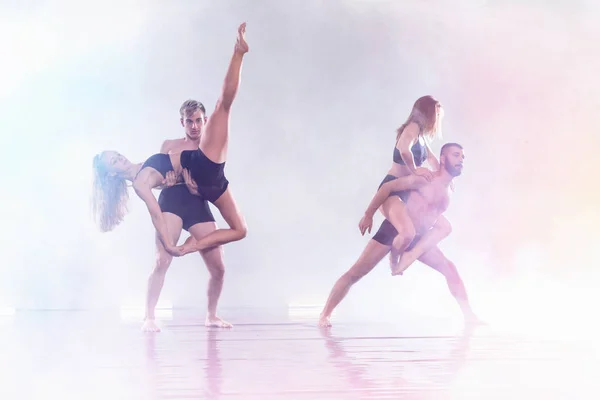 Grupo de bailarines callejeros modernos masculinos y femeninos que actúan difieren —  Fotos de Stock