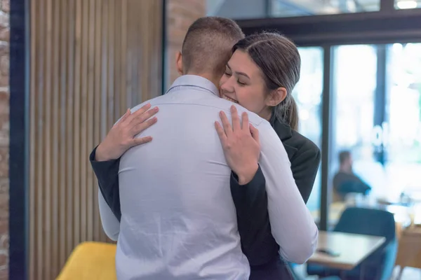 Una pareja de enamorados se abrazan en el lugar público. Historia de amor. Sé — Foto de Stock