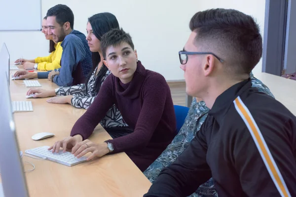 Gruppo di studenti di tecnologie informatiche universitarie che lavorano sulla pratica — Foto Stock