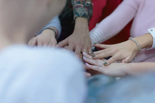 College-Studenten Teamarbeit Stapeln von Hand Konzept. Nahaufnahme von dir — Stockfoto