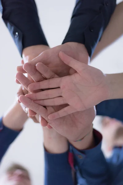 Főiskolás diákok csapatmunka egymásra mutató kéz koncepció. Közelről. — Stock Fotó