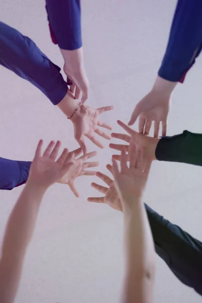 College-Studenten Teamarbeit Stapeln von Hand Konzept. Nahaufnahme von dir — Stockfoto