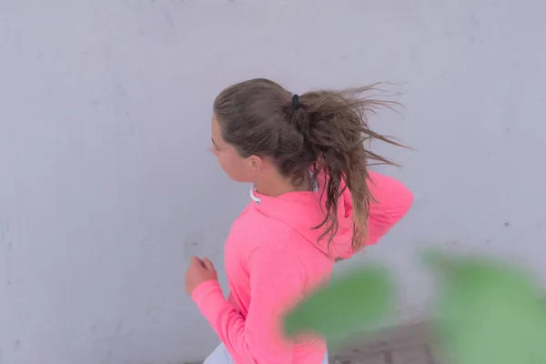 Νεαρή γυναίκα τρέχει έξω στον αστικό δρόμο. Νεαρή γυναίκα — Φωτογραφία Αρχείου