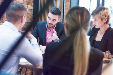 Bir grup genç iş adamı beyin fırtınası yapıyor ve tartışıyorlar.
