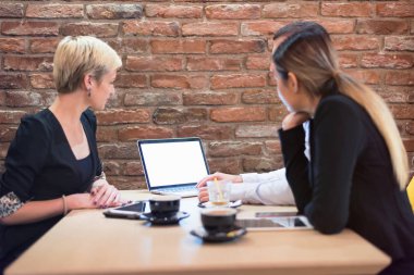 Bir grup genç iş adamı beyin fırtınası yapıyor ve tartışıyorlar.