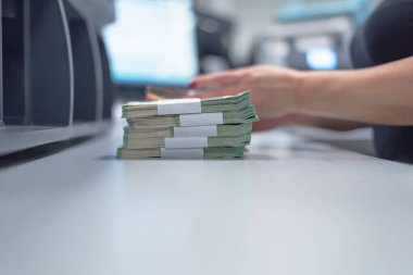 Merkezde çok sayıda banknot düzenleyen finansçı