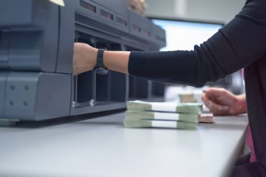 Banka çalışanları banka kasasında para sayıyor ve sıralıyor. Lar