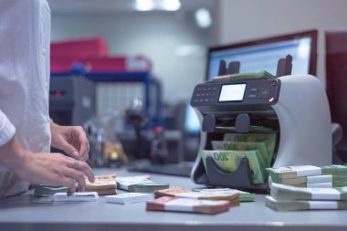 Merkezde çok sayıda banknot düzenleyen finansçı