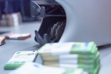 Banka çalışanları banka kasasında para sayıyor ve sıralıyor. Lar