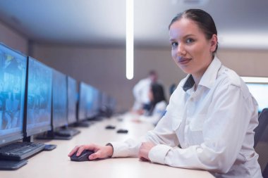 Güvenlik görevlisi Ro 'daki modern güvenlik kameralarını izliyor.