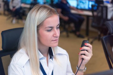 Güvenlik görevlisi Ro 'daki modern güvenlik kameralarını izliyor.