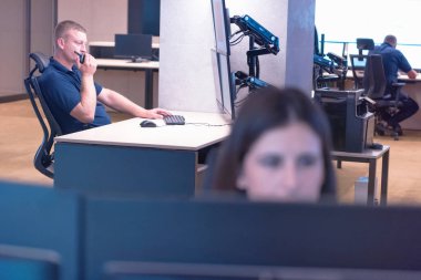 Güvenlik görevlisi Ro 'daki modern güvenlik kameralarını izliyor.