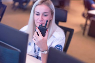 Güvenlik görevlisi Ro 'daki modern güvenlik kameralarını izliyor.