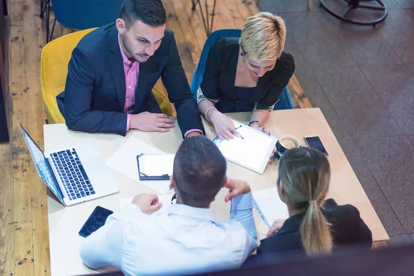 Grupo de jóvenes empresarios haciendo una lluvia de ideas y discutiendo bu — Foto de Stock