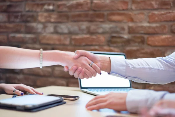 Socios de negocios se dan la mano, de pie frente a su oficina — Foto de Stock