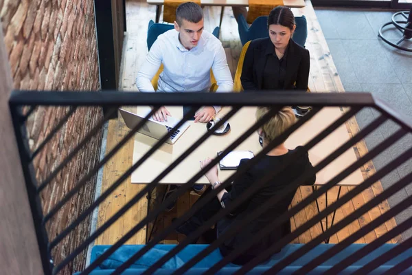 Grupo de jóvenes empresarios haciendo una lluvia de ideas y discutiendo bu — Foto de Stock