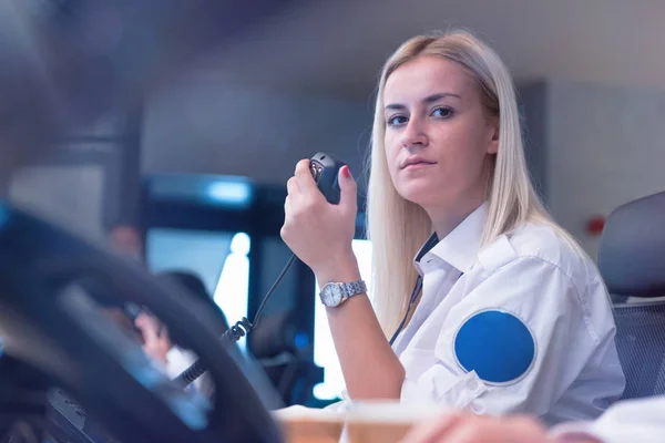 Güvenlik görevlisi Ro 'daki modern güvenlik kameralarını izliyor.