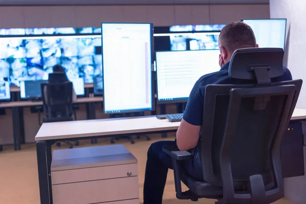 Güvenlik görevlisi Ro 'daki modern güvenlik kameralarını izliyor.