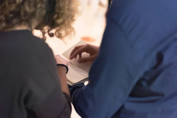 Zwei College-Studenten stehen auf dem Flur und unterhalten sich nach dem — Stockfoto