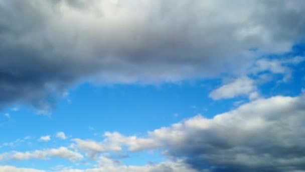 Witte wolken met blauwe lucht achtergrond. — Stockvideo