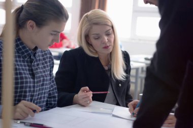 Çok Etnik Öğrenci Grubuna Ders Veren Bayan Profesör