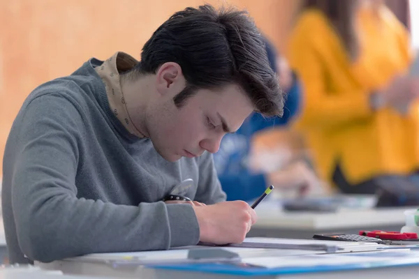 Estudiante de arquitectura universitaria trabajando en clases de práctica —  Fotos de Stock