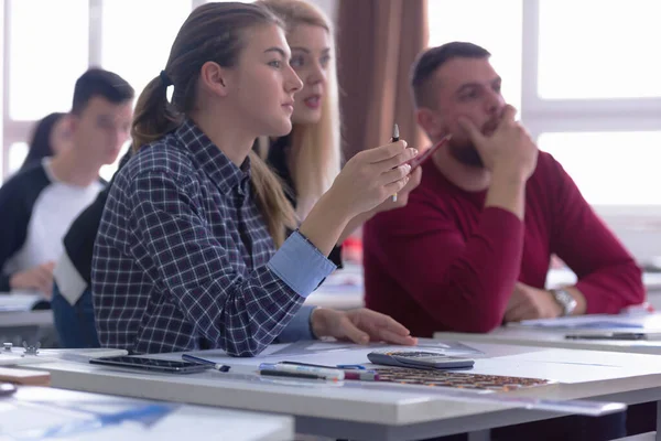 Női professzor tart előadást a Multi Ethnic Group of Studen — Stock Fotó