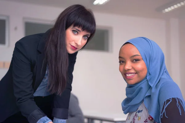 Female Architecture teacher at work. Female professor explain architectural projects to female african student. — Stock Photo, Image